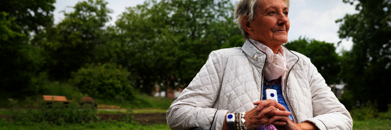 Frau mit Mobilnotruf