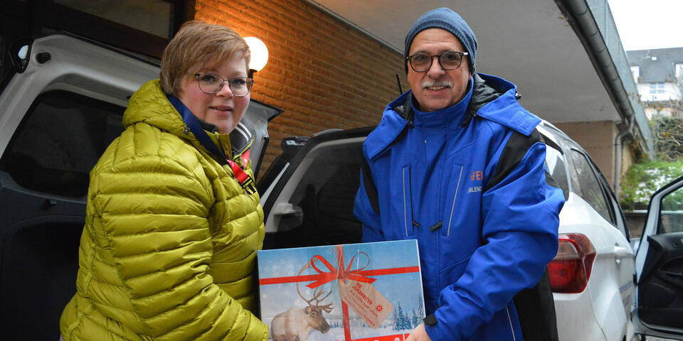Johanniter-Weihnachtstrucker-Pakete werden an die Tafel übergeben 3