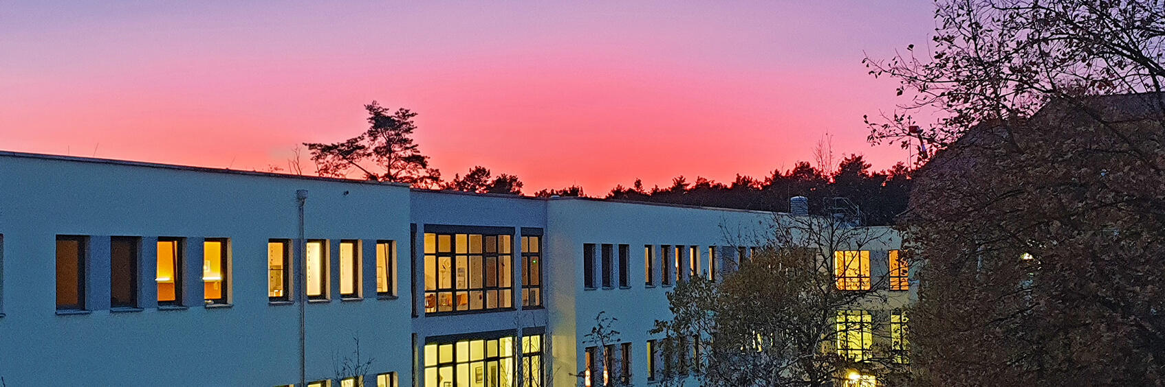 Herbsthimmel über der Lungenfachklinik Treuenbrietzen. Foto: Dr. Konrad Wetzer