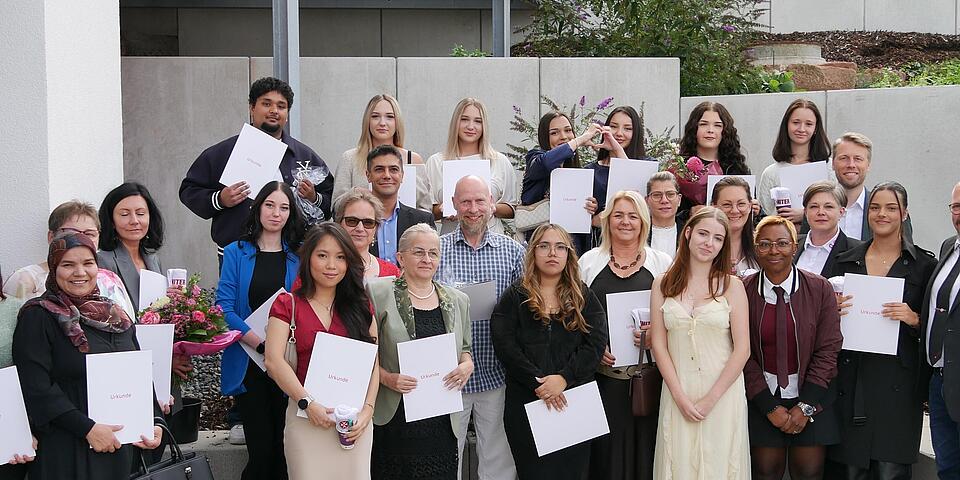 Gruppenbild: Absolvent*innen der generalistischen Pflegehilfeausbildung