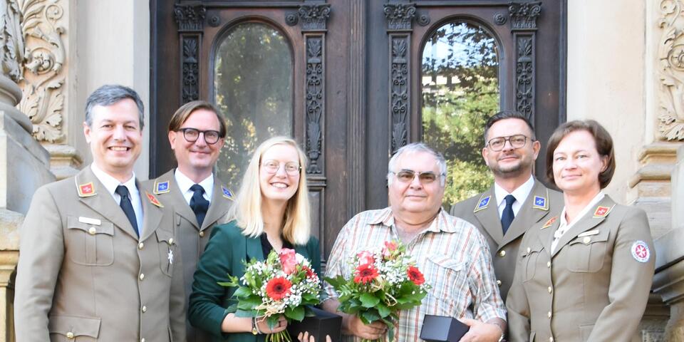 Die Preisträger des Ehrenamtspreises Pauline Schröder und Uwe Bieber auf einer Treppe vor einer historischen Tür umrahmt von Konstantin von Eichborn (ehrenamtlicher Landesvorstand), Prof. Dr. Martin Sobczyk (ehrenamtlicher Regionalvorstand in Magdeburg), Torsten Madeheim (hauptamtlicher Regionalvorstand in Westthüringen) und Skadi Köhler (hauptamtlicher Landesvorstand)