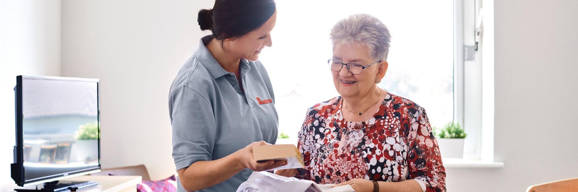 Johanniter-Pflegerin im Gespräch mit Bewohnerin