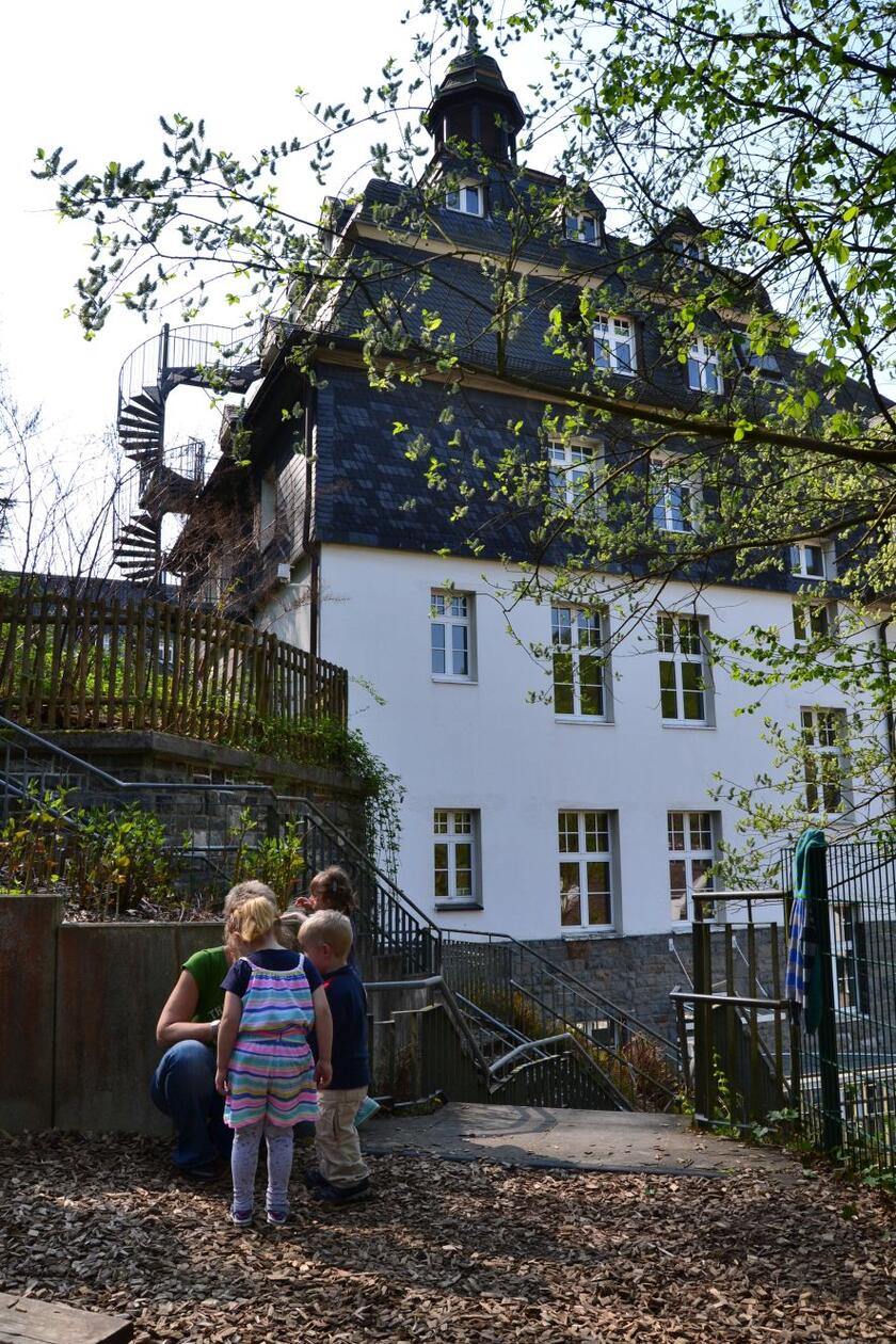Das Kita-Gebäude hat einen Turm wie eine Burg.