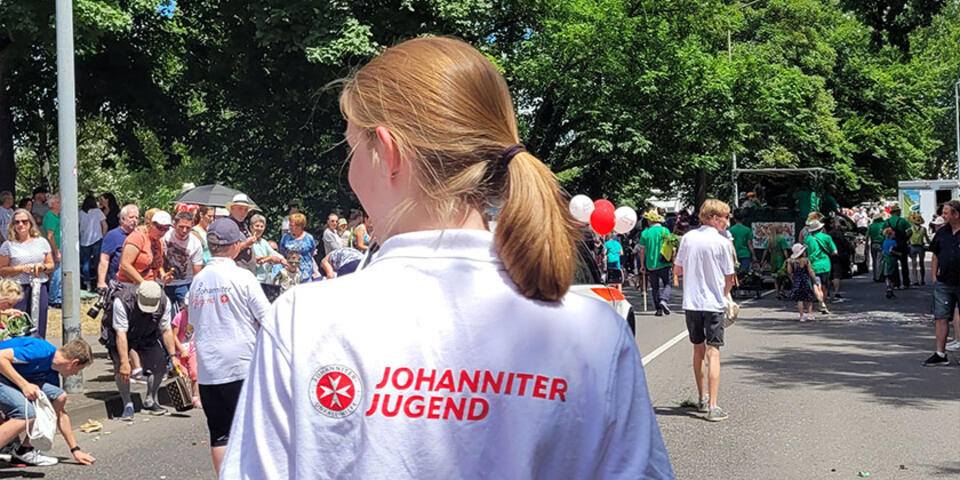 Die Speyerer Jugendgruppe zieht mit dem Johanniter-Boot durch die Innenstadt.