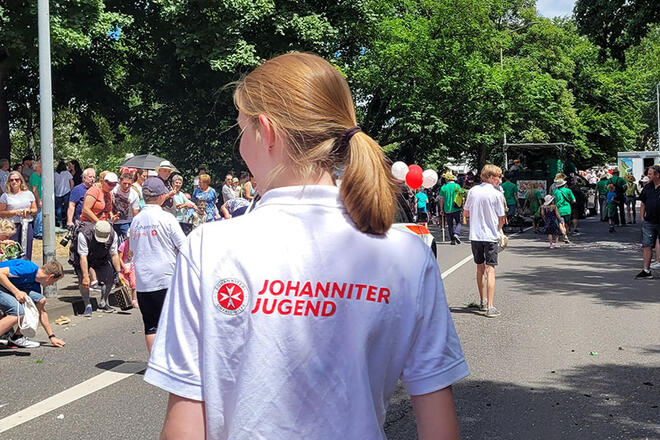 Die Speyerer Jugendgruppe zieht mit dem Johanniter-Boot durch die Innenstadt.