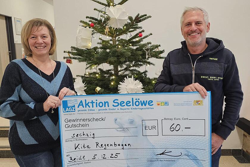 Einrichtungsleitung Tanja Ruckdäschel und Herr Dr. Frank Kiener mit dem Spendenscheck.