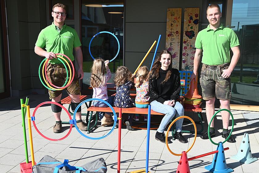Die Vorsitzenden und ein paar Kinder mit ihrem neuen Gymnastik-Set
