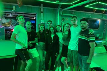 Eine Gruppe pausiert im Grünlicht des Bereichs