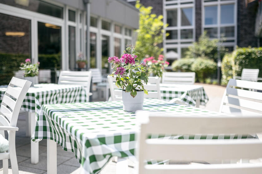 Sitzgelegenheiten laden zum Verweilen ein