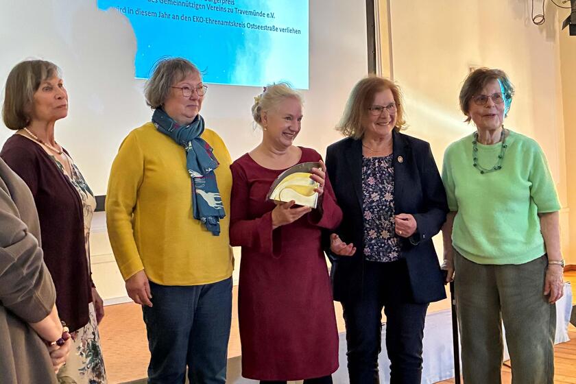 Gruppenfoto mit fünf weiblichen Ehrenamtlichen bei der Preisübergabe.