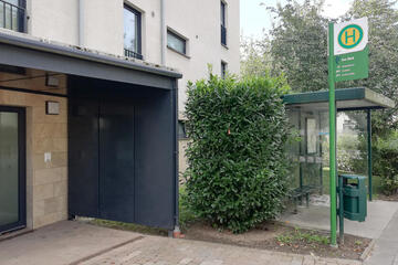 Bushaltestelle "Am Ried", direkt neben dem Eingangsbereich des Argentums.