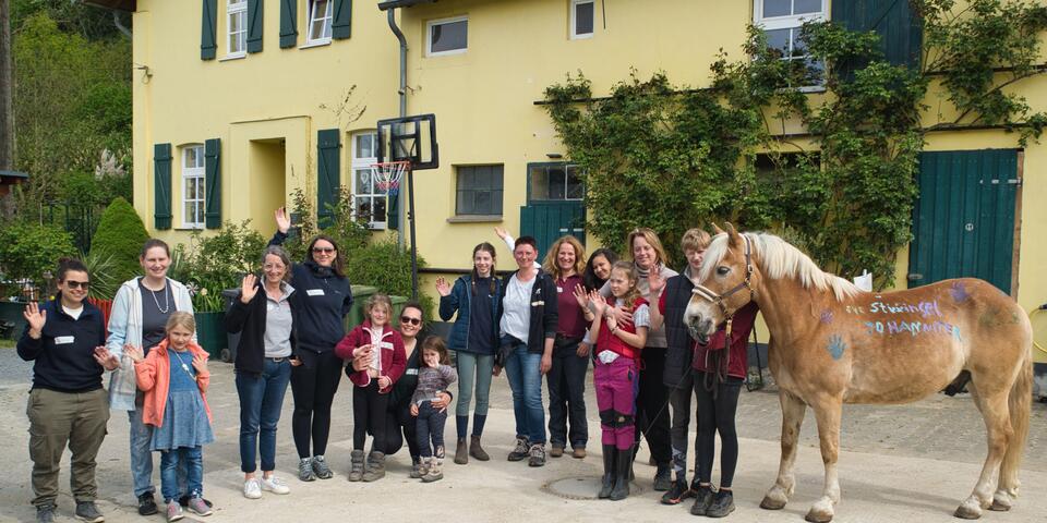Gruppenfoto der Teilnehmenden des Ferienprogramms der Hochwasserhilfe auf der Stuxinsel in Unkel mit bemaltem Haflinger-Pony