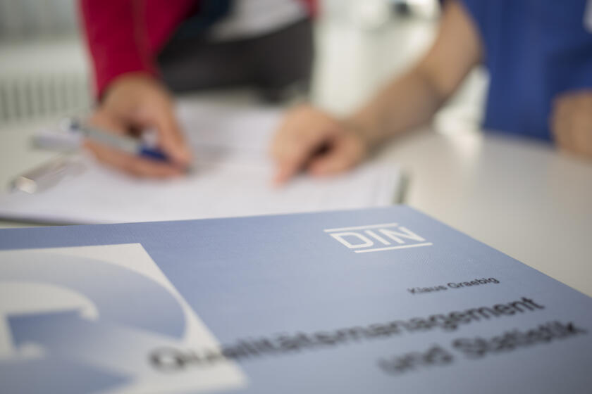 Detailaufnahme einer Qualitätsmanagementbroschüre. 