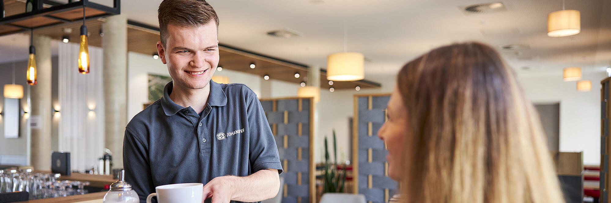 Auszubildender im Inklusionshotel "INLCUDiO" bei den Johannitern