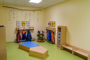 Flur der Johanniter-Kita Seehüpfer mit Garderobe und Sitzgelegenheit