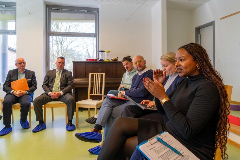 Zu Besuch in der Johanniter-Kita Stoppelhopser: Aminata Touré (r.) kam bei einer Tour durch verschiedene Kitas in Schleswig-Holstein mit verschiedenen Interessensvertretungen ins Gespräch.