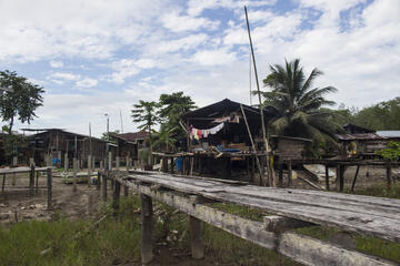 Eine kaputte Brücke aus Holz auf Pfählen