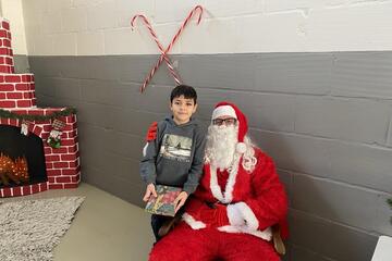 Weihnachtsmann mit Kind