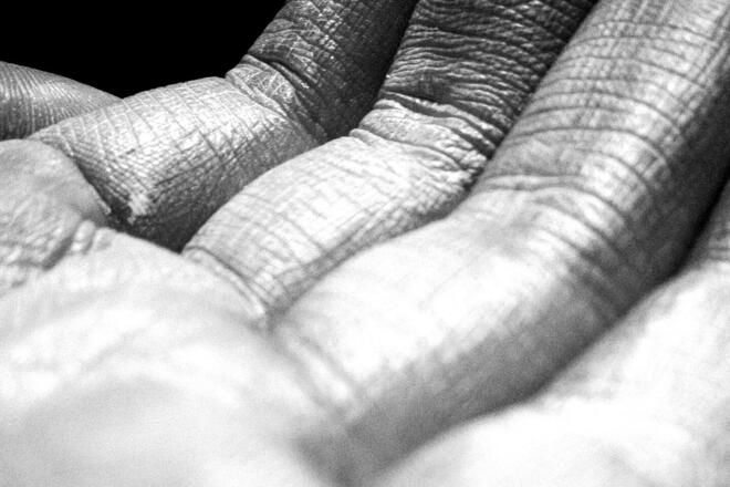 Hand in schwaz-weiß