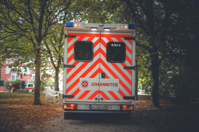 Ein Rettungswagen der Johanniter in Wiesbaden.