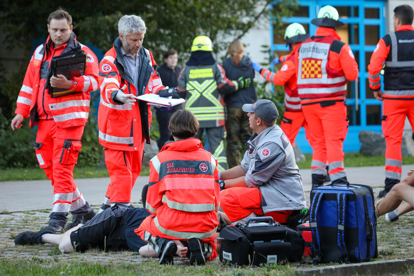 Ehrenamtliche der Johanniter helfen bei einem Großeinsatz