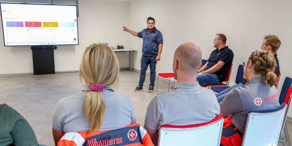 Team versammelt sich zur Einweisung im modernen Besprechungsraum