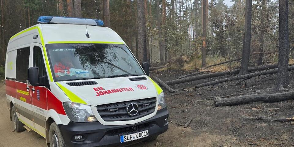 Einsatzfahrzeug der Johanniter beim Erkunden der Einsatzstelle