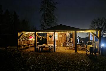 Beleuchteter Waldkindergarten
