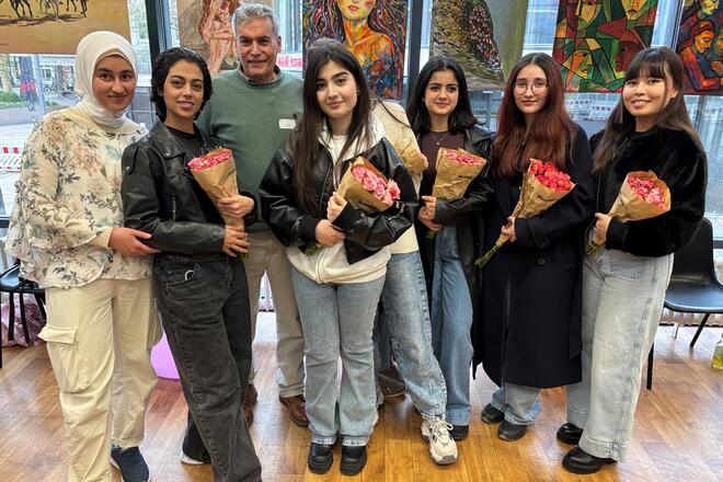 Die Künstlerinnen mit Kunstlehrer Omar Mahamid