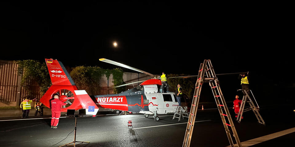 Das beschädigte Rotorblatt wird begutachtet.