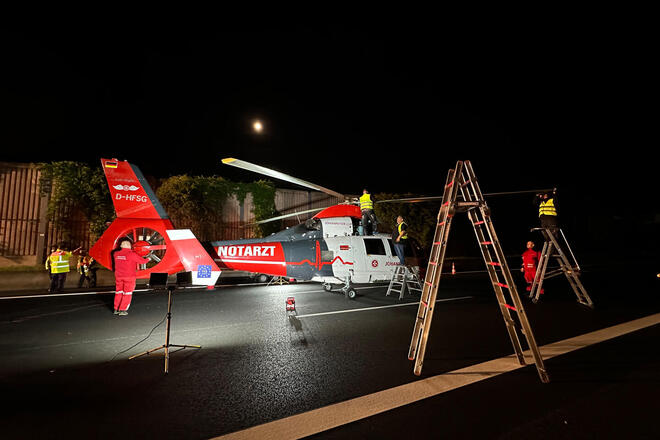 Das beschädigte Rotorblatt wird begutachtet.