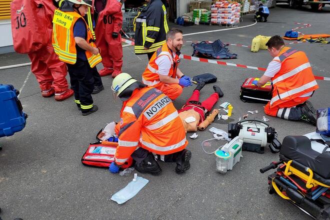 Ehrenamtliche versorgen eine Mime bei einer Übung