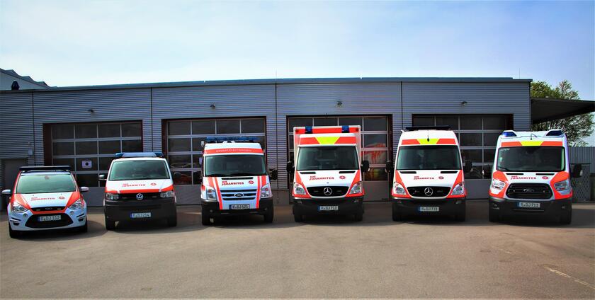 Rettungsfahrzeuge vor Rettungswache 