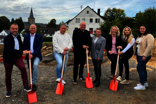 Regionalvorständin Verena Dienst, Einrichtungsleitung Olesja Heinitz und deren Vertreterin Vera Radke mit Mario Loskill, Architekten, Investoren und Vertreter von Rat und Kreisjugendamt 