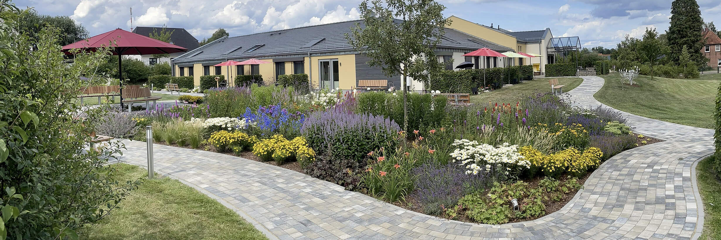 Grüne Wiesen umrahmen das Hospizhaus Heidekreis in Dorfmark