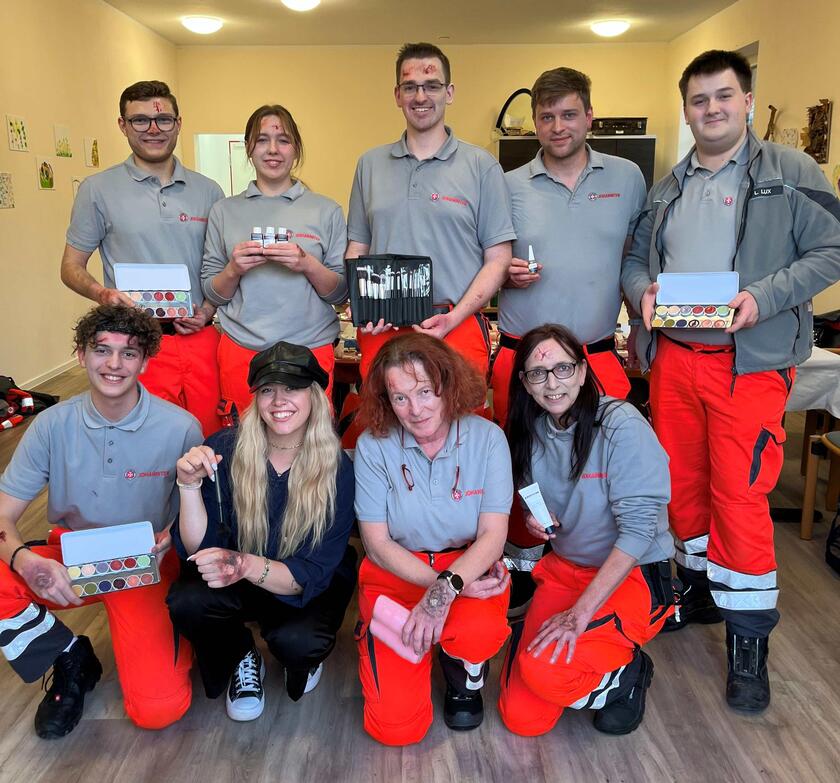 Gruppenfoto nach dem Workshop Schminken für die Realistische Unfalldarstellung