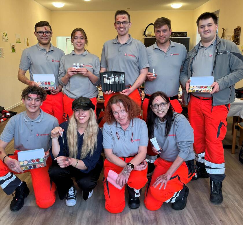 Gruppenfoto nach dem Workshop Schminken für die Realistische Unfalldarstellung