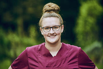 Junge Auszubildende zur Pflegefachfrau