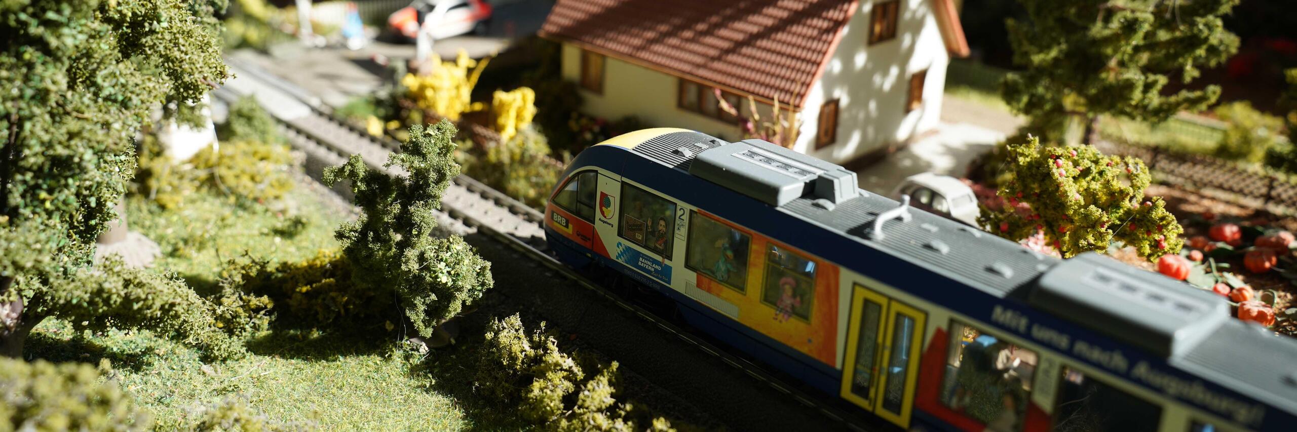 Zugverkehr Modellbahnanlage in Nahaufnahme