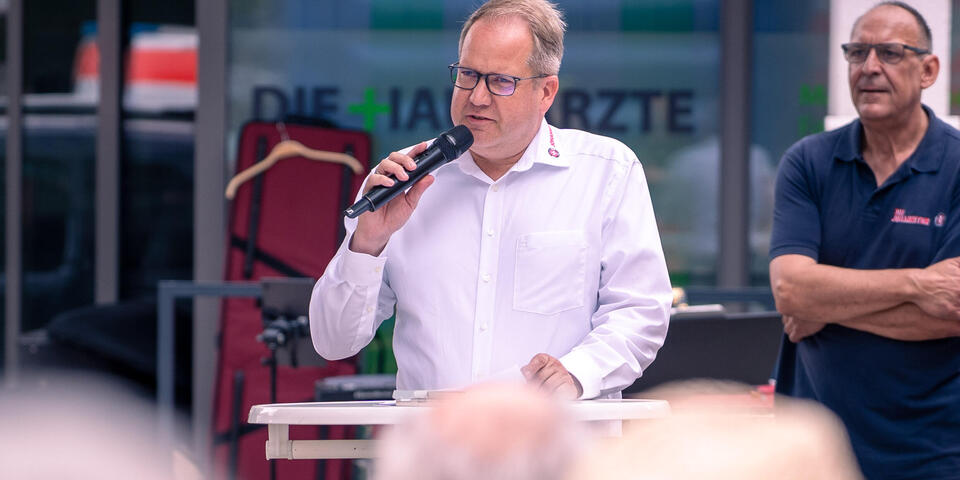 Kai Jugenheimer bei seiner Rede zur AVH.