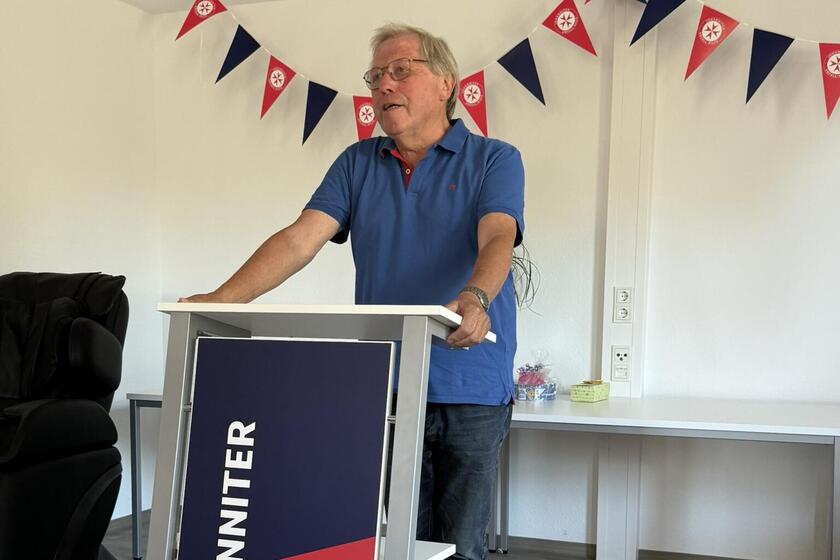 Redner hinter Rednerpult.