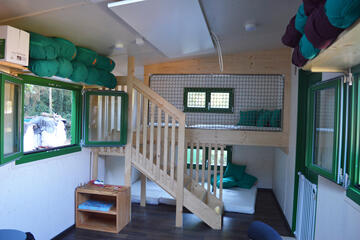 Innenansicht des Bauwagen der Waldkita Wildblumenwiese.