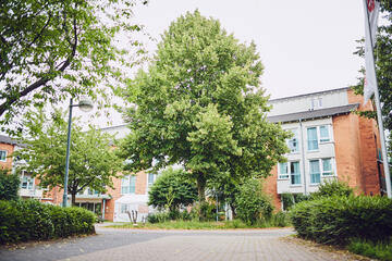 Der Eingangsbereich in der Außenanlage des Johanniter-Stift Meerbusch