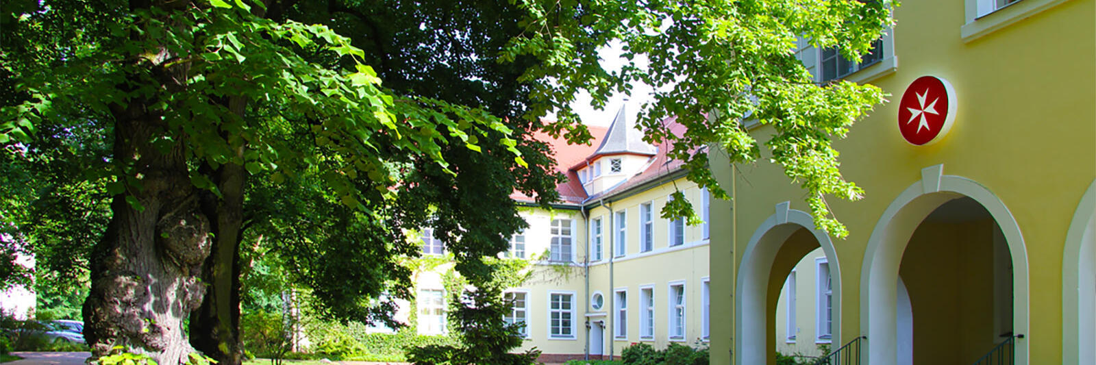 Parkähnliche historische Krankenhausanlage