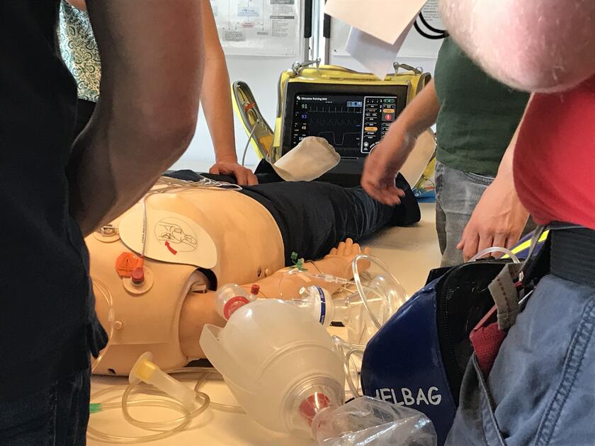 Übungssituation aus dem ACLS (Advanced Cardiac Life Support) Provider Kurs der American Heart Association (AHA) an der Johanniter-Akademie Rettungsdienstschule in Mannheim.