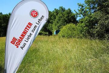 Johanniter-Banner auf Wiese 