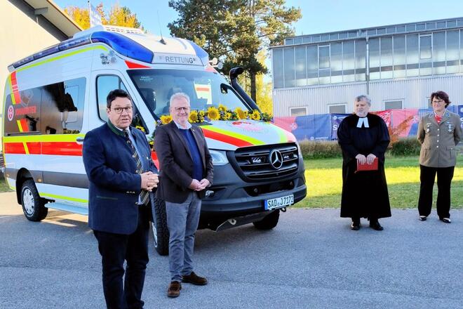 Neuer Rettungswagen bei der Fahrzeugweihe