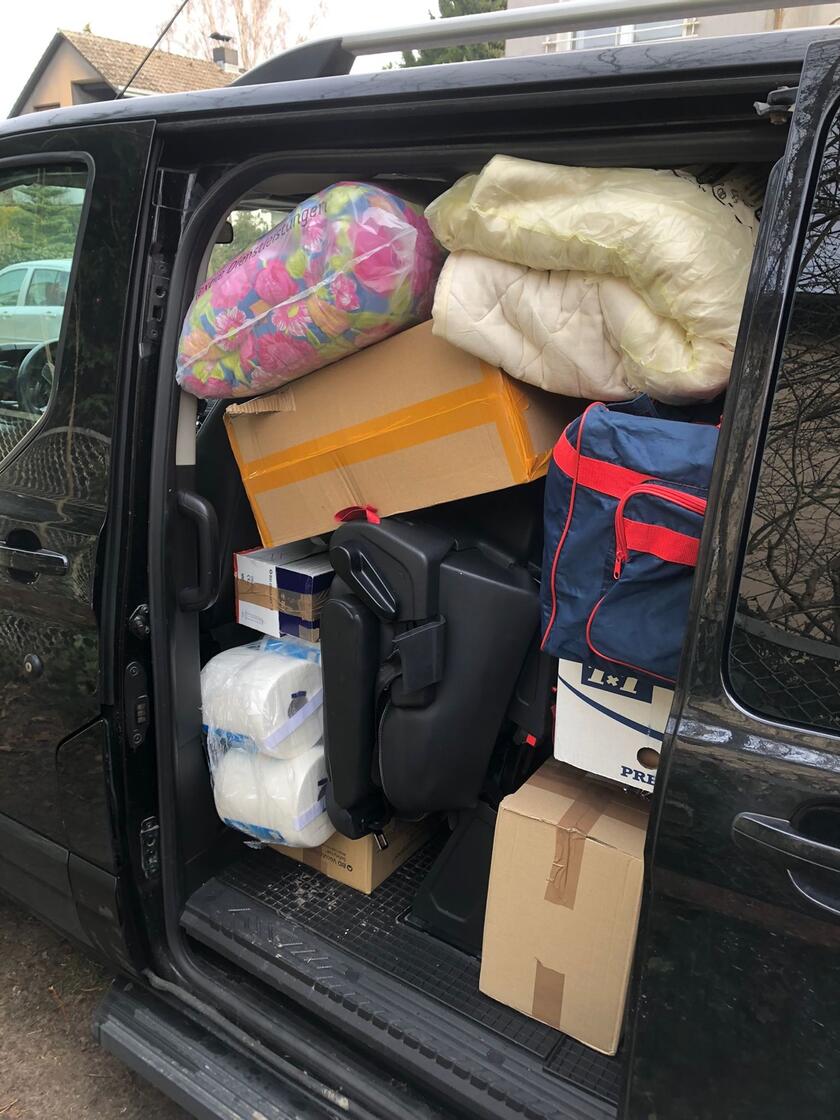 Sachspenden für die Ukraine, die in ein Fahrzeug geladen wurden