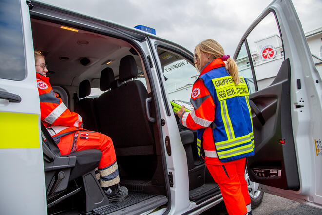 Blick in Mannschaftsbus mit zwei einsatzbereiten Helferinnen.