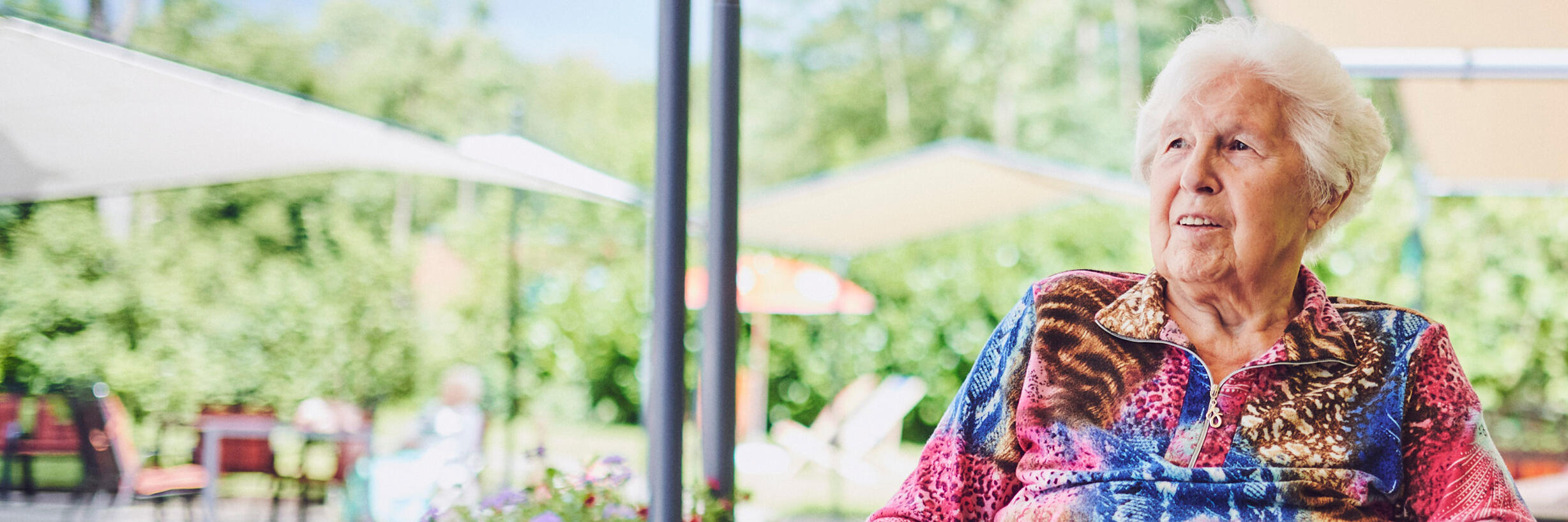 Eine zufriedenen ältere Dame im Johanniter-Stift Gelsenkirchen